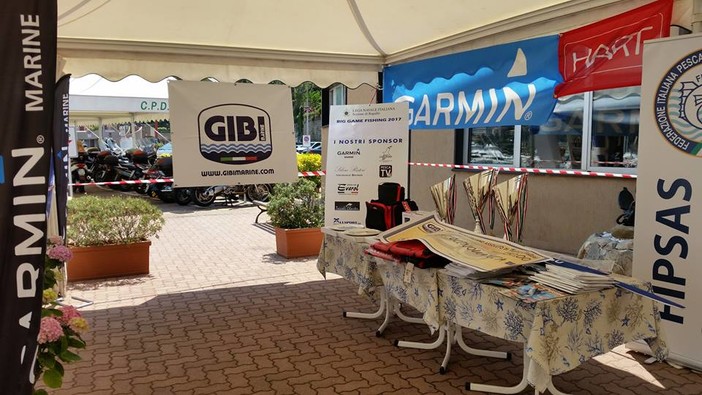 Il tavolo della premiazione pronto al termine della gara Open di traina costiera disputata a Rapallo Il tavolo della premiazione pronto al termine della gara Open di traina costiera disputata a Rapallo