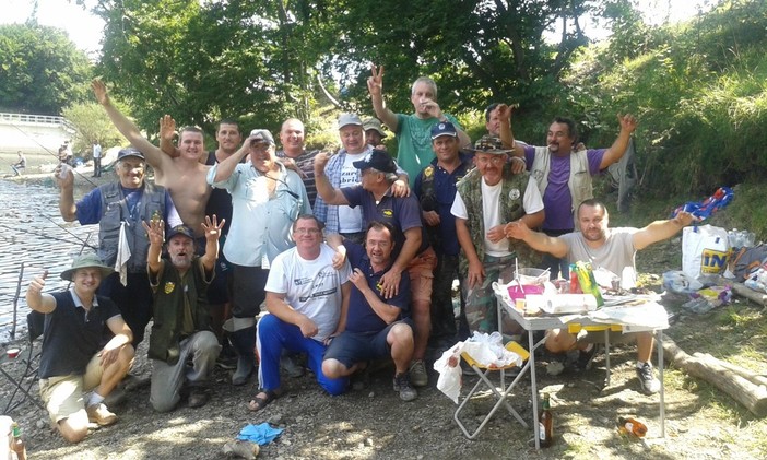 Il gruppo di pescatori della Fi.Ma Chiavari e della Cicagnese che si sono radunati in allegria ai bordi del Lago di Pian Sapeio