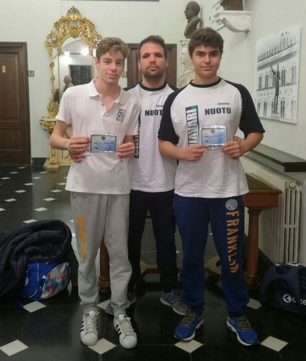 Jacopo Chiavaccini e Gabriele Bussone con, nel mezzo, il loro allenatore Giulio Katsiberis, subito dopo il riconoscimento del Panathlon per la vittoria al Torneo delle Regioni 2016