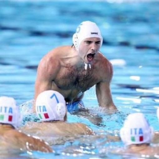 Andrea Fondelli esulta con la calottina della Nazionale giovanile.