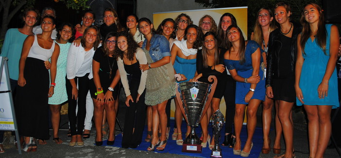 La squadra del Rapallo pallanuoto femminile del Rapallo lo scorso settembre alla presentazione ufficiale della stagione.