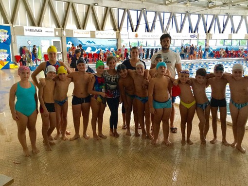 Foto di gruppo per la Pro Recco Waterpolo Youth Academy nella piscina di Rapallo