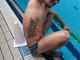 Il giocatore verdeblù Stefano Giusti mostra il Grifone del Genoa tatuato su un fianco