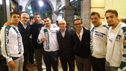 Alcuni giocatori della Chiavari Nuoto, insieme al presidente Danilo Ghio, all'allenatore Andrea &quot;Ea&quot; Mangiante, al sindaco di Chiavari Roberto Levaggi e al dirigente Claudio Zadra