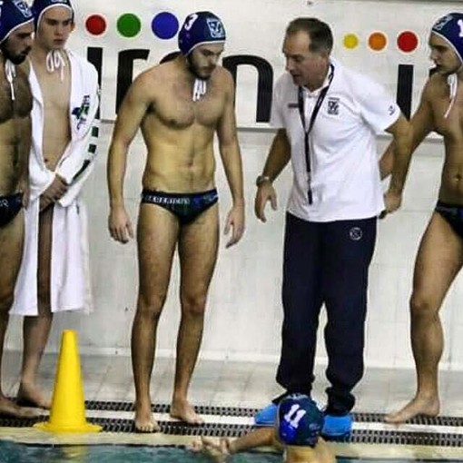 Il tecnico della Chiavari Nuoto Gianluca Federici a bordovasca insieme ai suoi giocatori