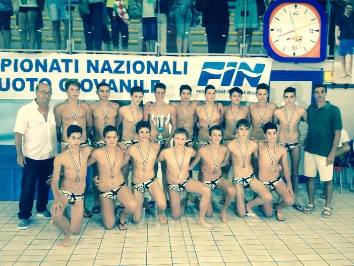 Gli Under 15 del Camogli, secondi classificati alle finali scudetto di Pescara. Con loro nella foto, a sinistra, il dirigente federale Gianfranco De Ferrari, a destra l'olimpionico Marco D'Altrui