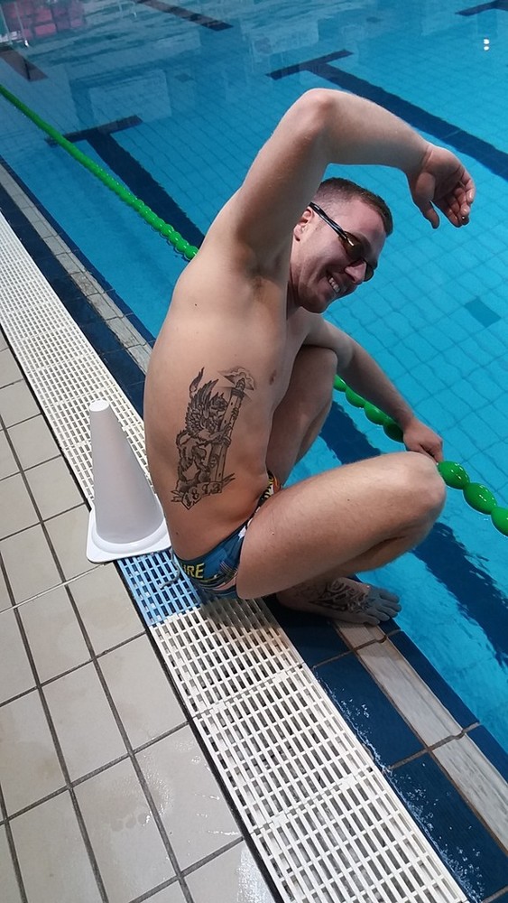 Il giocatore verdeblù Stefano Giusti mostra il Grifone del Genoa tatuato su un fianco Il giocatore verdeblù Stefano Giusti mostra il Grifone del Genoa tatuato su un fianco