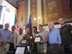 Il sindaco Carlo Bagnasco, al centro con la fascia tricolore, tra Arianna Garibotti, alla sua destra, e Roberta Bianconi, alla sua sinistra, e altre autorità presenti alla premiazione