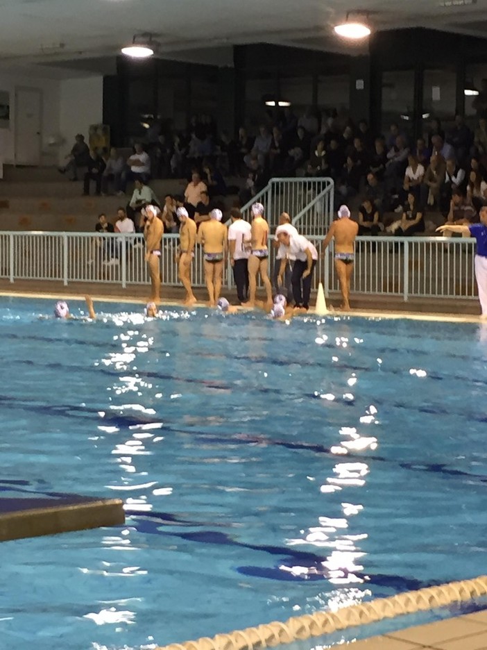 Il tecnico della Chiavari Nuoto Gianluca Federici e i suoi giocatori in occasione del vittorioso esordio casalingo contro l'Albaro Nervi