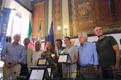 Il sindaco Carlo Bagnasco, al centro con la fascia tricolore, tra Arianna Garibotti, alla sua destra, e Roberta Bianconi, alla sua sinistra, e altre autorità presenti alla premiazione