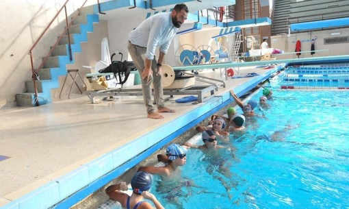 Il presidente della Pro Recco, Maurizio Felugo, con i bimbi dell'Academy alle piscine di Albaro di Genova