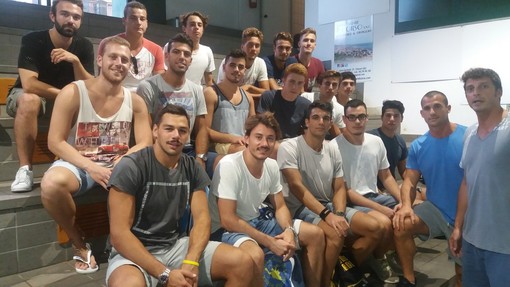 La squadra della Chiavari Nuoto insieme al proprio capitano, Tommaso Botto, terzo da sinistra seduto