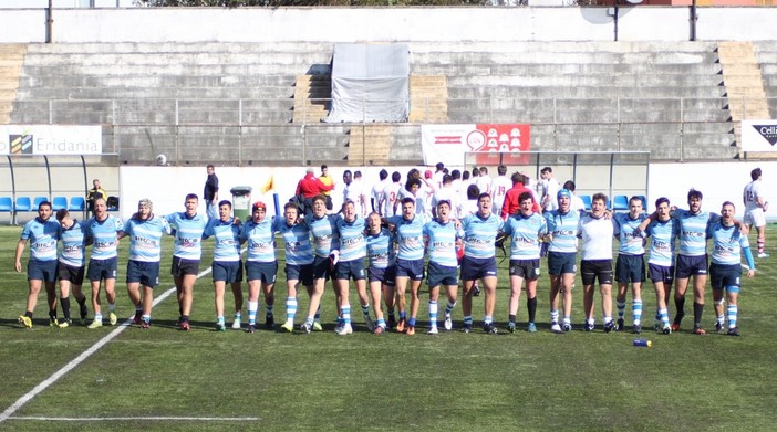 Gli Under 18 della Pro Recco festeggiano sotto la tribuna del Carlini il successo centrato nel "derby" sul campo del Cus Genova (foto Pineider)