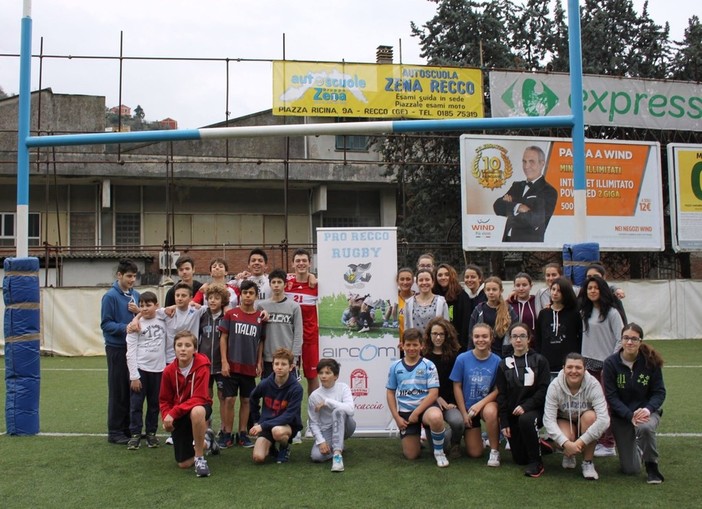 Nella foto di Dario Gennaro i ragazzi delle scuole medie al campo da rugby Carlo Androne di Recco