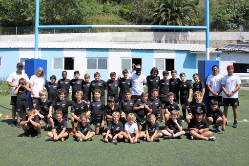Nella foto di Luigi Galli il gruppo dei protagonisti dell'Haka Rugby Global Camp, promosso sul terreno del Carlo Androne di Recco