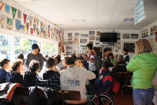 Nella foto di Luigi Galli il terzo tempo alla Club House del Carlo Androne con gli alunni della Don Milani di Genova