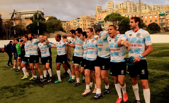 Nella foto di Osvaldo Ciotti i giocatori della Tossini Pro Recco Rugby festeggiano la qualificazione alla poule promozione della serie A sul terreno dello stadio Carlini di Genova