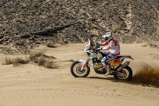 Andrea Gaggiani in azione sulla sua moto, tra le dune del deserto