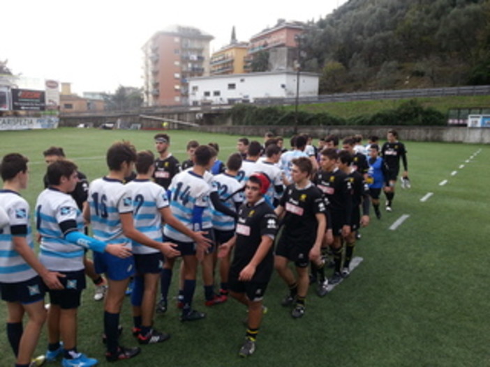 Gli Under 16 della Carispezia Pro Recco Rugby alla stretta di mano con gli avversari del Viadana, in una foto di Ugo Speranza Gli Under 16 della Carispezia Pro Recco Rugby alla stretta di mano con gli avversari del Viadana, in una foto di Ugo Speranza