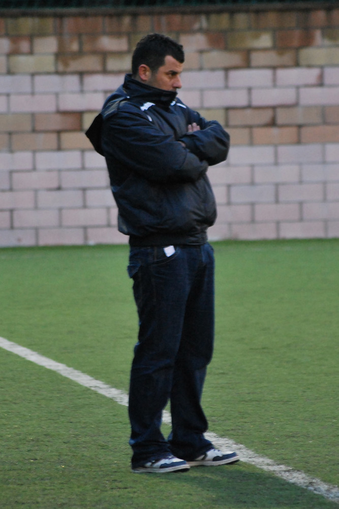 Roberto Pernigotti davanti alla propria panchina.
