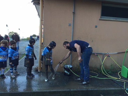 Lo Squalo della prima squadra Besmir Metaliaj toglie un po' di fango agli Squalettini