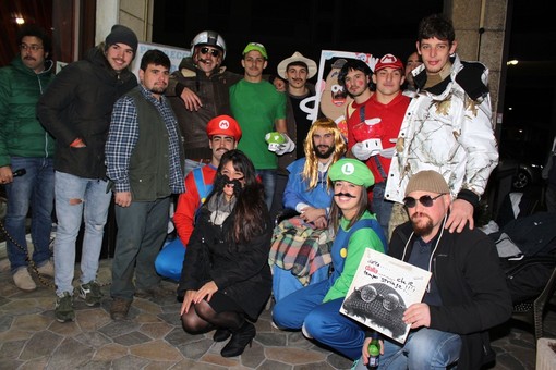 Nella foto di Luigi Galli un gruppo di partecipanti alla festa di fine Movember giovedì sera a Recco