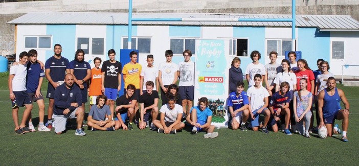 Un gruppo di studenti al Carlo Androne di Recco per partecipare ad uno degli appuntamenti dedicati all'iniziativa &quot;A Scuola di Rugby&quot;