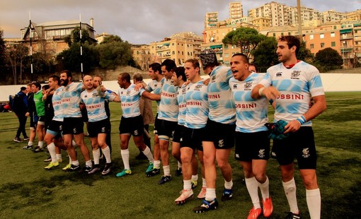 Nella foto di Osvaldo Ciotti i giocatori della Tossini Pro Recco Rugby festeggiano la qualificazione alla poule promozione della serie A sul terreno dello stadio Carlini di Genova