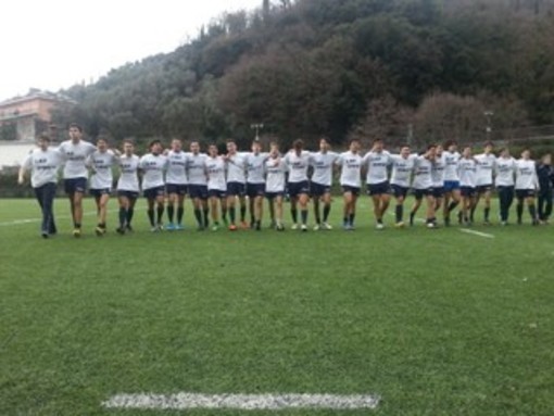La squadra Under 16 della Pro Recco Rugby con la maglietta a ricordo del compianto Roberto Besio, in una foto di Ugo Speranza