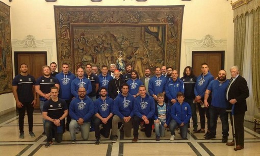 Nella foto di Dario Gennaro la delegazione della Pro Recco Rugby ricevuta in settimana dall'Arcivescovo di Genova, Cardinal Angelo Bagnasco