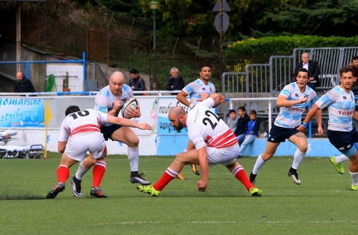 Bastien Agniel, capitano della Tossini Pro Recco Rugby, al centro con l'ovale sotto braccio (foto Ciotti)