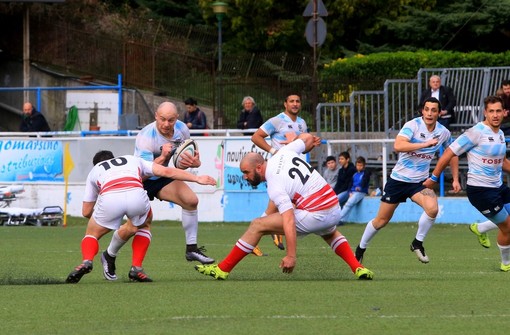 Nella foto di Osvaldo Ciotti il capitano della Tossini Pro Recco, Bastien Agniel, migliore in campo contro i Medicei, con l’ovale sottobraccio