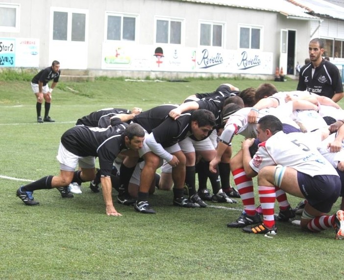 I Polpi della Tigullio Rugby Rapallo, in maglia scura, in azione in mischia