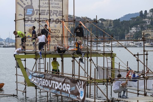 Uno degli spettacolari ostacoli sul lungomare di Rapallo, che hanno caratterizzato la seconda edizione della Rea Palus Race (foto Germano Canessa)