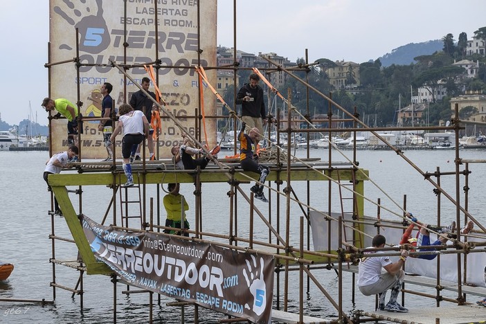 Uno degli spettacolari ostacoli sul lungomare di Rapallo, che hanno caratterizzato la seconda edizione della Rea Palus Race (foto Germano Canessa)