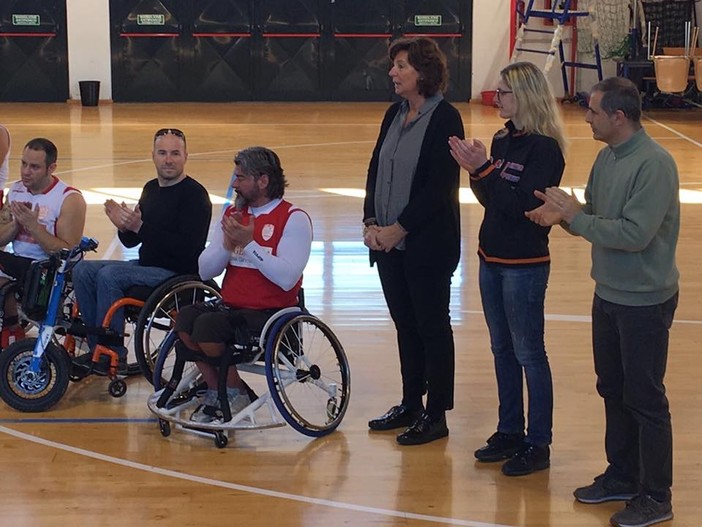 Il ricordo di Massimo Guatelli al palasport di Carasco, il secondo da sinistra è l'olimpionico di handbike Vittorio Podestà Il ricordo di Massimo Guatelli al palasport di Carasco, il secondo da sinistra è l'olimpionico di handbike Vittorio Podestà