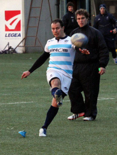 Bastien Agniel, con la casacca della Pro Recco Rugby, in quella che è la sua specialità: il calcio