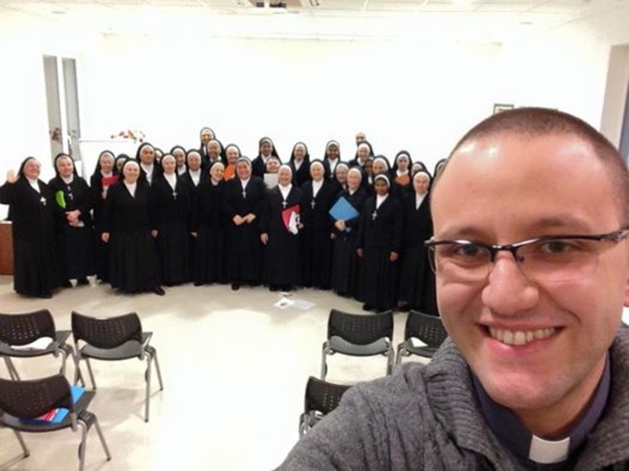 La sua squadra del cuore vince, sacerdote si fa selfie con le suore La sua squadra del cuore vince, sacerdote si fa selfie con le suore