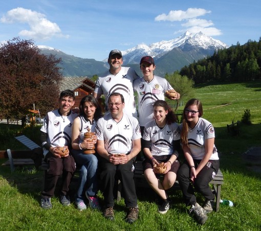 Il gruppo degli Arcieri del Tigullio che ha gareggiato in Val d'Aosta, in occasione della seconda prova del Grand Prix di tiro di campagna