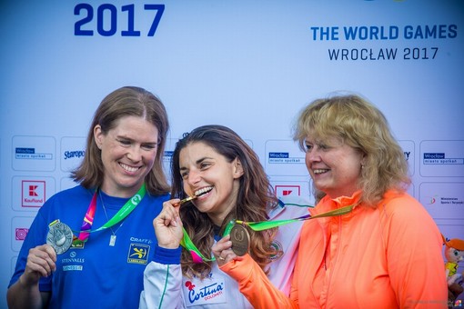 Cinzia Noziglia, al centro, sul gradino più alto del podio dei World Games, in Polonia
