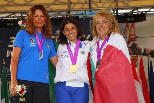 Il podio iridato di Terni nell'arco nudo femminile, al centro Cinzia Noziglia vincitrice della medaglia d'oro