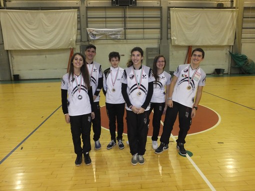 La squadra giovanile degli Arcieri del Tigullio che ha gareggiato al PalaCus di Genova