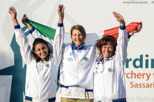 Cinzia Noziglia, prima da sinistra, sul gradino più altro del podio iridato a squadre insieme a Sonia Bianchi e Giulia Barbaro