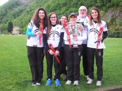 La squadra femminile degli Arcieri del Tigullio insieme al presidente Marcello Aquilano