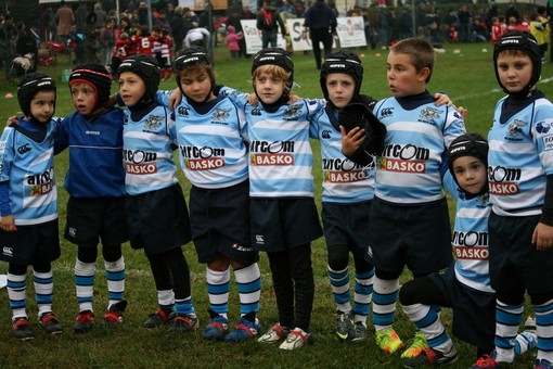 Un gruppo di giovanissimi rugbisti della Pro Recco