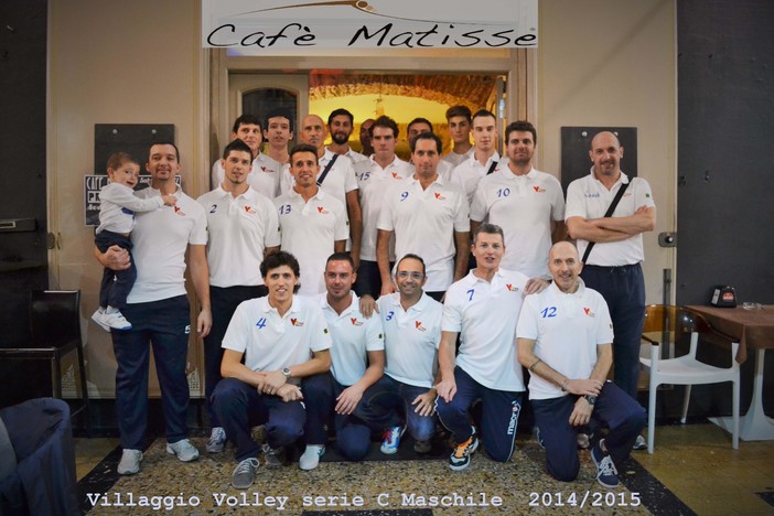 Foto di gruppo, alla vigilia della nuova stagione pallavolistica, per giocatori e staff tecnico del Villaggio San Salvatore