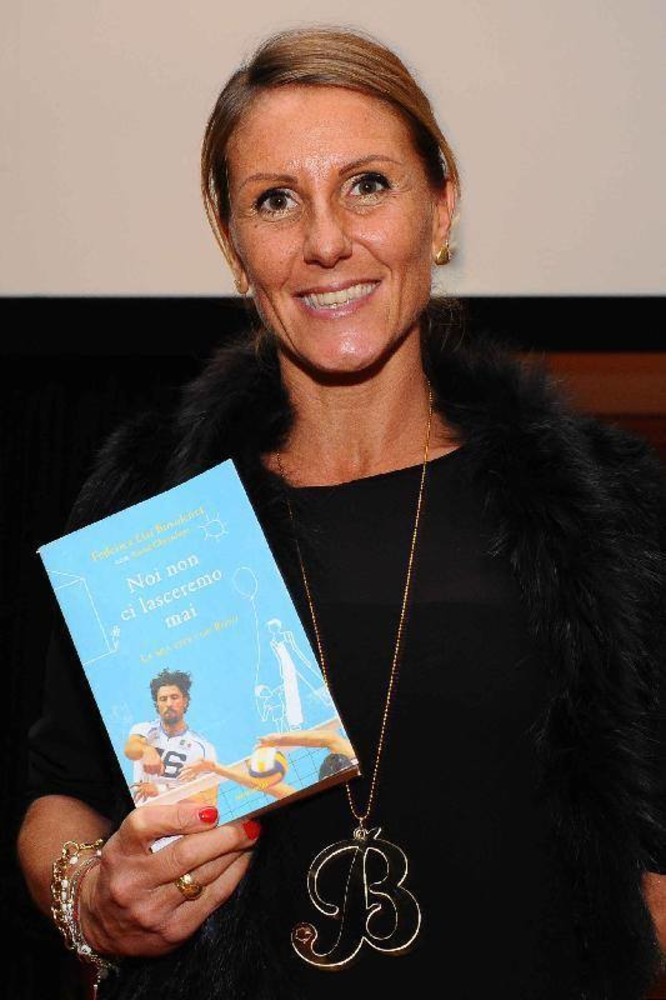 Federica Lisi tiene in mano il libro, scritto insieme ad Anna Cherubini, dedicato al marito Vigor Bovolenta, &quot;Bovo&quot;