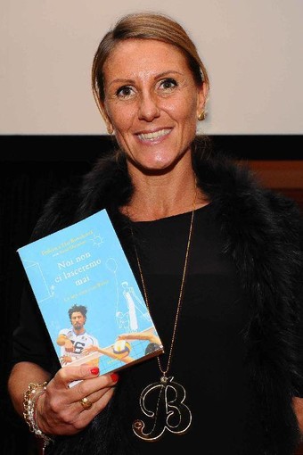 Federica Lisi tiene in mano il libro, scritto insieme ad Anna Cherubini, dedicato al marito Vigor Bovolenta, &quot;Bovo&quot;