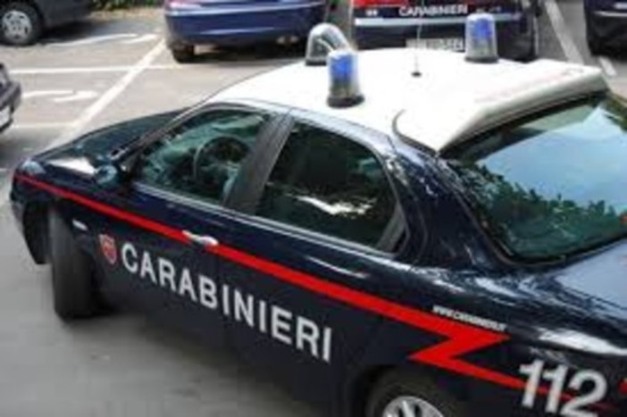 Ammazza la moglie e si getta dal balcone col figlio di 1 anno