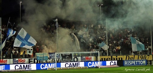 La gradinata Sud dello stadio Comunale di Chiavari si appresta a salutare l'ingresso in campo di Virtus Entella e Bari. Nelle foto sotto alcuni momenti della gara immortalati da Agnese Carilli